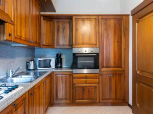 Η κουζίνα ή μικρή κουζίνα στο Apartment Salice Verde - GLA131 by Interhome