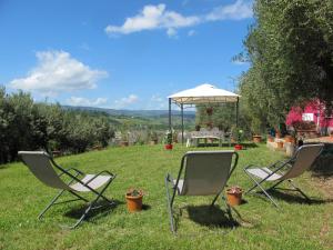 チェルタルドにあるHoliday Home Podere Conte Francesco-Carla by Interhomeの庭に椅子2脚とガゼボ