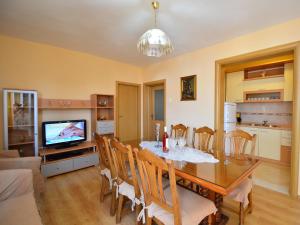 Televízia a/alebo spoločenská miestnosť v ubytovaní Apartment Snježana by Interhome