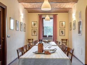 un comedor con una mesa larga y sillas en Holiday Home General Massena - NAZ113 by Interhome, en Bene Vagienna