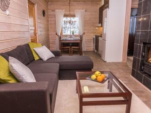 ein Wohnzimmer mit einem Sofa und einem Tisch in der Unterkunft Holiday Home Villa jaloranta b by Interhome in Ruka