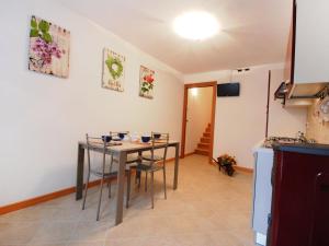 - une cuisine et une salle à manger avec une table et des chaises dans l'établissement Holiday Home Albergo Diffuso - Cjasa Marisa by Interhome, à Barcis