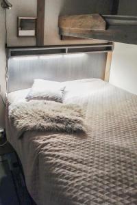 ein Bett mit einem Kopfteil aus Metall und einer Decke darauf in der Unterkunft Holiday Home Salakolo 1 by Interhome in Ruka + 5 Fotos