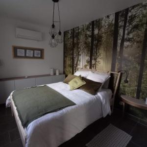 A bed or beds in a room at Le Salix, petite maison proche de Lille, entre ville et campagne