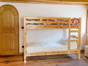 Postel nebo postele na pokoji v ubytování Apartment Albergo Diffuso - Cjasa de Barce-2 by Interhome