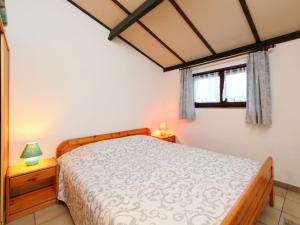 A bed or beds in a room at Holiday Home Noordzeepark Zeewind by Interhome