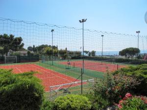 una pista de tenis con 2 pistas de tenis en Apartment Costa di Kair ed Din-1 by Interhome, en Sperlonga