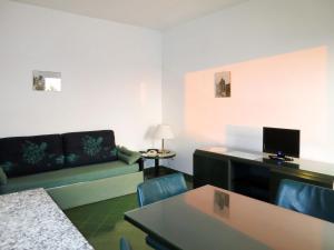 una sala de estar con un sofá y una mesa en Apartment Costa di Kair ed Din-1 by Interhome, en Sperlonga