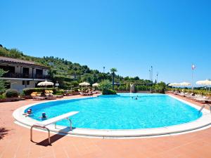 una gran piscina en un complejo con gente dentro en Apartment Costa di Kair ed Din-3 by Interhome en Sperlonga