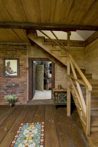 una habitación en el ático con una escalera de madera en una casa en Holiday Home Bastrówka by Interhome, en Chrosna