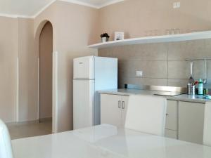 cocina con nevera blanca en una habitación en Apartment Laura-1 by Interhome, en Castellammare di Velia