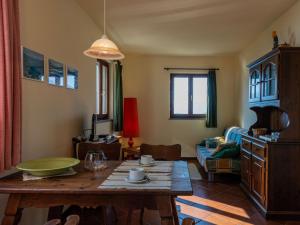 un soggiorno con tavolo e divano di Apartment Arte e Cucina-1 by Interhome a Gravedona