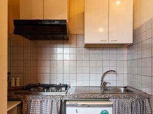 Apartment Arte e Cucina-1 by Interhome tesisinde mutfak veya mini mutfak