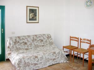 ブドーニにあるApartment Borgo Le Logge trilo - BUD112 by Interhomeのリビングルーム(ソファ、椅子2脚付)