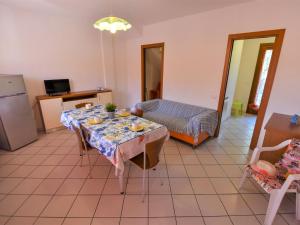 uma sala de estar com uma mesa e uma cozinha em Apartment Solmare-31 by Interhome em Rosapineta