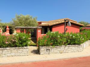 コスタ・レイにあるHoliday Home Ville San Pietro - REI355 by Interhomeの赤い家