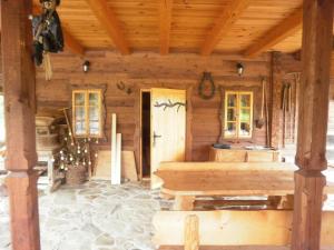Cette cabane en rondins dispose d'une véranda et d'une porte. dans l'établissement Holiday Home Borówna by Interhome, à Lipnica Górna