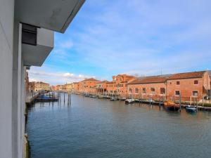 - une vue sur un canal avec des bâtiments et des bateaux dans l'établissement Apartment Judeca Nova by Interhome, à Venise