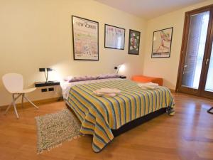 - une chambre avec un lit doté d'une couverture rayée dans l'établissement Apartment Judeca Nova by Interhome, à Venise