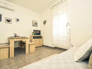 Televízia a/alebo spoločenská miestnosť v ubytovaní Apartment Snježana-4 by Interhome