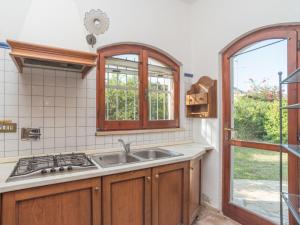 コスタ・レイにあるHoliday Home Gigli - REI226 by Interhomeのキッチン(シンク付)、窓