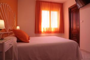 Кровать или кровати в номере Hotel Playa de las Catedrales