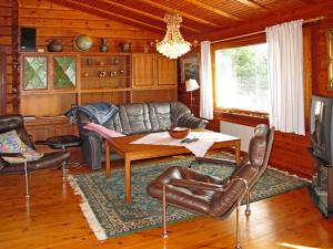 אזור ישיבה ב-Holiday Home Borrsjön - VMD028 by Interhome