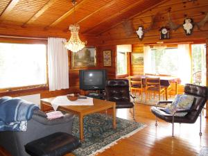 sala de estar con muebles y TV en Holiday Home Borrsjön - VMD028 by Interhome, en Gräsmark