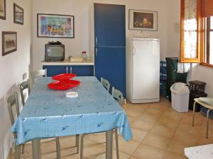 ラ・カレッタにあるHoliday Home La Caletta - TTA100 by Interhomeのキッチン(青いテーブル、冷蔵庫付)