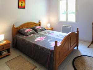 - une chambre avec un grand lit et un cadre en bois dans l'établissement Holiday Home La Casita - CEM110 by Interhome, à Civrac-en-Médoc