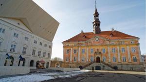 un grande edificio con una torre dell'orologio sopra di Vanalinna Apartment a Narva