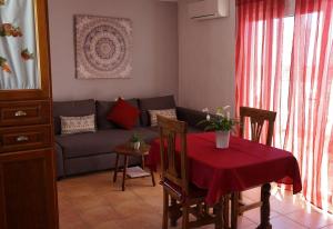 a living room with a table and a couch at El Rinconcito de Rosa ideal parejas in Nerja