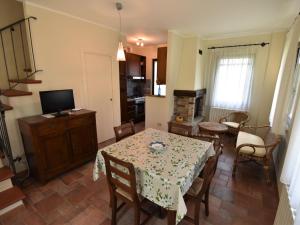 TV a/nebo společenská místnost v ubytování Holiday Home La Corte Bricca - Casetta by Interhome