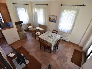 CastanaにあるHoliday Home La Corte Bricca - Casetta by Interhomeのリビングルーム(テーブル付)の上から望めます。