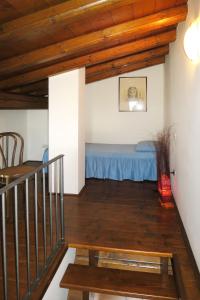 CastanaにあるApartment La Corte Bricca - Bilo C by Interhomeの部屋の角にベッドが備わる部屋