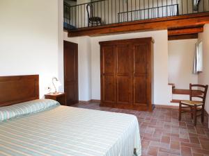 Apartment La Corte Bricca - Bilo C by Interhome tesisinde bir odada yatak veya yataklar