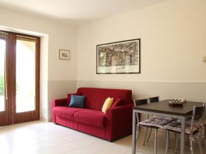 マルチェージネにあるApartment Villa Rizzardi-3 by Interhomeのリビングルーム(赤いソファ、テーブル付)