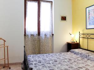 マルチェージネにあるApartment Villa Rizzardi-3 by Interhomeのベッドルーム1室(ベッド1台、大きな窓付)