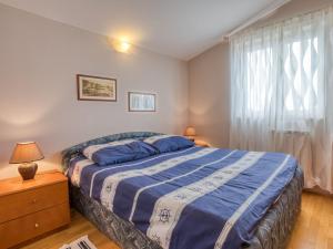 A bed or beds in a room at Apartment Daria-3 by Interhome