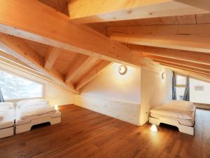 レンクにあるApartment Kronenmatte 12 B by Interhomeの木製天井のドミトリールーム ベッド2台