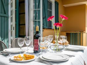 einen Tisch mit Gläsern und Essen sowie eine Flasche Wein in der Unterkunft Apartment Cascina Virginia-5 by Interhome in Vigliano d'Asti