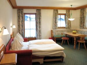 pokój hotelowy z dwoma łóżkami i stołem w obiekcie Apartment Gredler-2 by Interhome w Mayrhofen