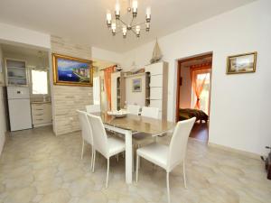 Dapur atau dapur kecil di Holiday Home Villa Bay View by Interhome