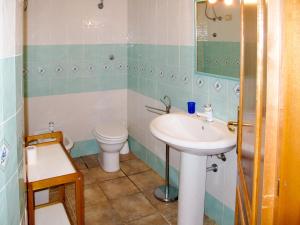 ブドーニにあるApartment Borgo Le Logge bilo - BUD110 by Interhomeのバスルーム(洗面台、トイレ付)