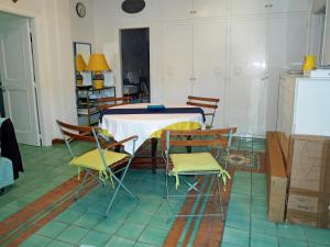 cocina con mesa y sillas en una habitación en Apartment Ponente by Interhome, en Isquia
