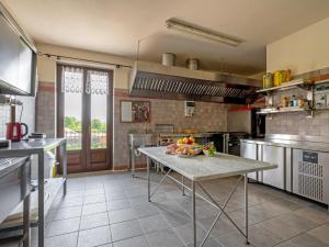 kuchnia ze stołem, na którym stoi miska z owocami w obiekcie Holiday Home General Massena - NAZ112 by Interhome w mieście Bene Vagienna
