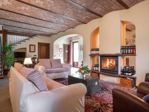 salon z kanapami i kominkiem w obiekcie Holiday Home General Massena - NAZ112 by Interhome w mieście Bene Vagienna