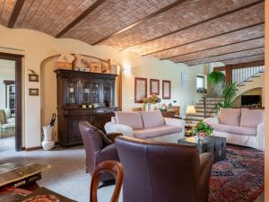 salon z meblami i drewnianym sufitem w obiekcie Holiday Home General Massena - NAZ112 by Interhome w mieście Bene Vagienna +27 zdjęć