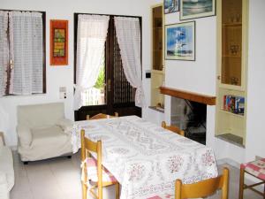 una sala da pranzo con tavolo e sedia di Apartment Reale Marina - REI207 by Interhome a Costa Rei