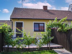 Holiday Home Vinarska by Interhome في Dolní Bojanovice: منزل اصفر امامه سياج